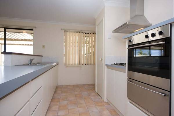 LARGE BLOCK WITH WORKSHOP! Picture 2