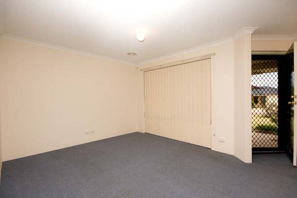 LARGE BLOCK WITH WORKSHOP! Picture 3