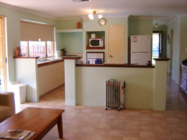 VENDOR SAYS SELL!! PROPERTY MUST BE SOLD, ALL OFFERS PRESENTED!! Picture 3