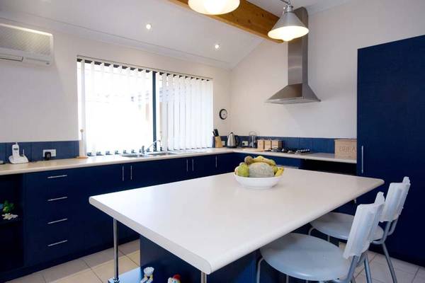 ELEVATED LOCATION OPPOSITE BUSH PARKLAND Picture 2