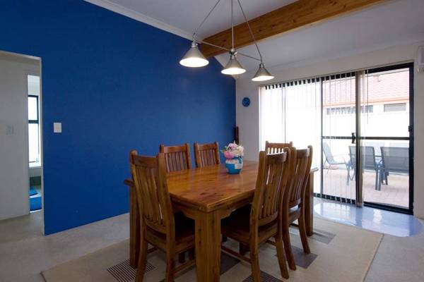 ELEVATED LOCATION OPPOSITE BUSH PARKLAND Picture 3