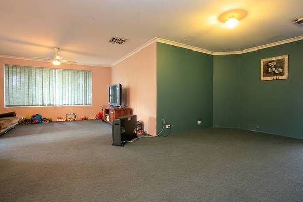 SPACIOUS FAMILY HOME Picture 3