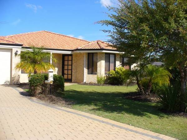 ALFRESCO DINING WITH A POOL Picture 1
