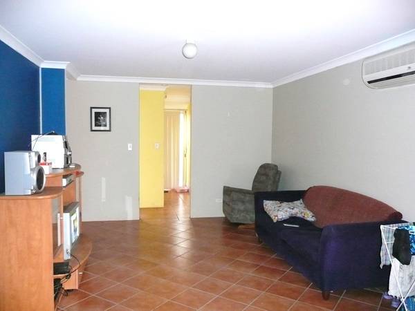 TOP OPPORTUNITY - IDEAL STARTER OR INVESTMENT! Picture 3