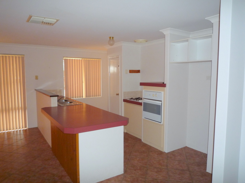 MODERN FAMILY HOME WITH POWERED WORKSHOP! Picture 3