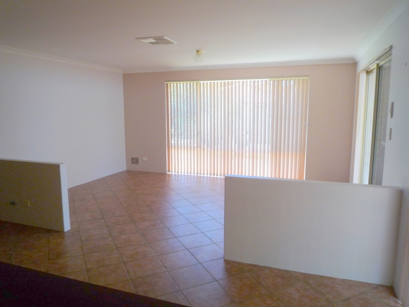 MODERN FAMILY HOME WITH POWERED WORKSHOP! Picture 2