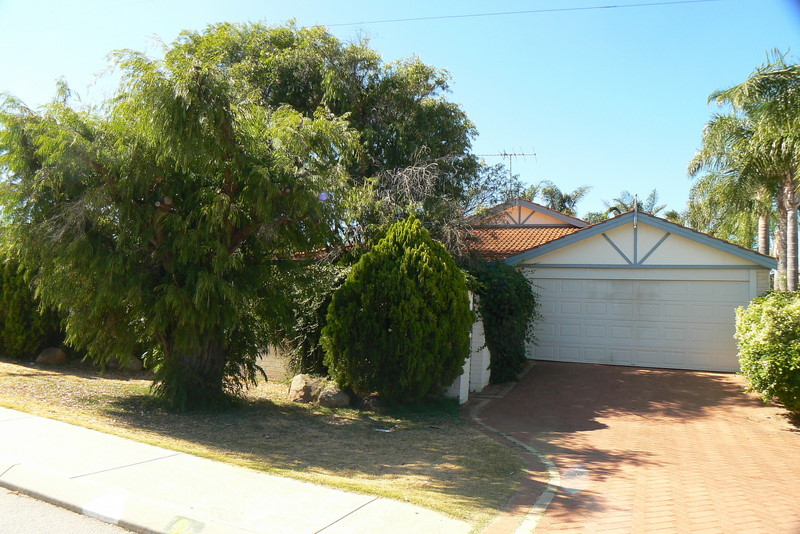 WALK ACROSS THE ROAD TO BEACH/MARINA Picture 2