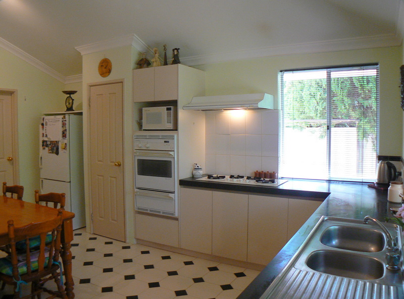 WALK ACROSS THE ROAD TO BEACH/MARINA Picture 3