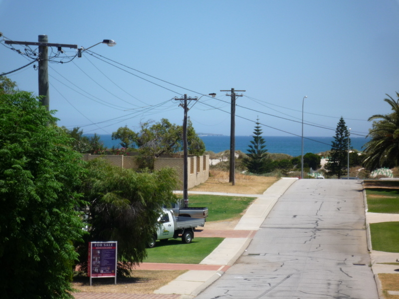 WALK ACROSS THE ROAD TO BEACH/MARINA Picture 1