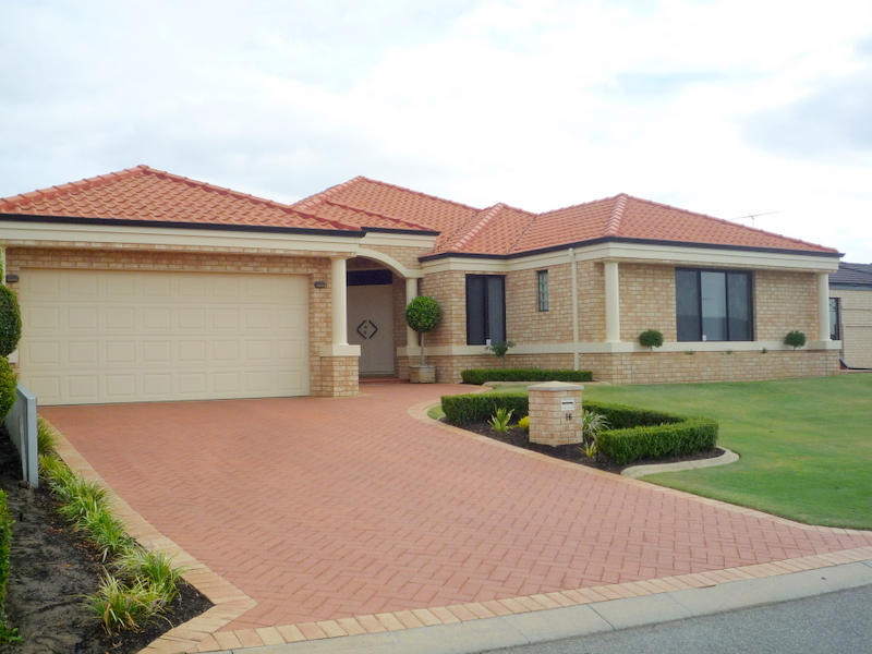 BIG, BOLD AND BEAUTIFUL Picture 1