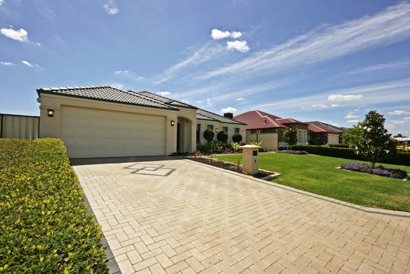 ELEGANCE & STYLE Picture 2