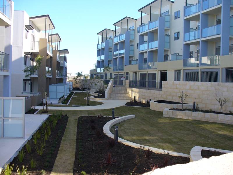 LOCATION LOCATION!! Picture 1