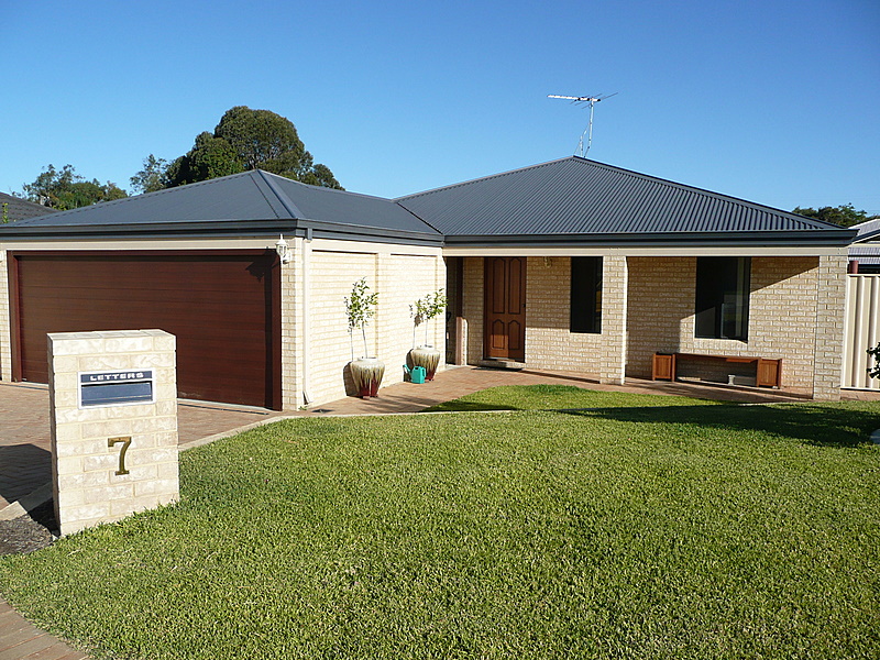 SIMPLY STUNNING Picture 1