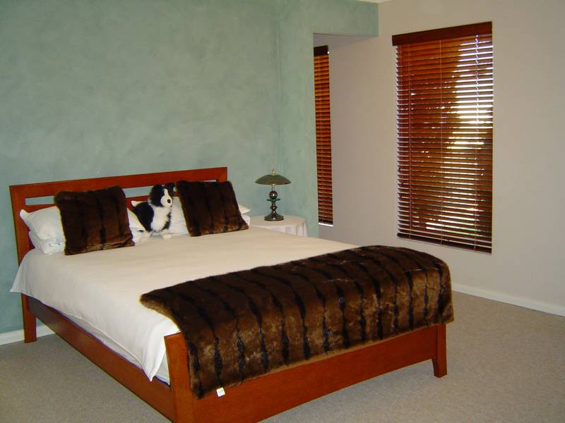 UNDER OFFER BY SOULLA SEMPLE Picture 2