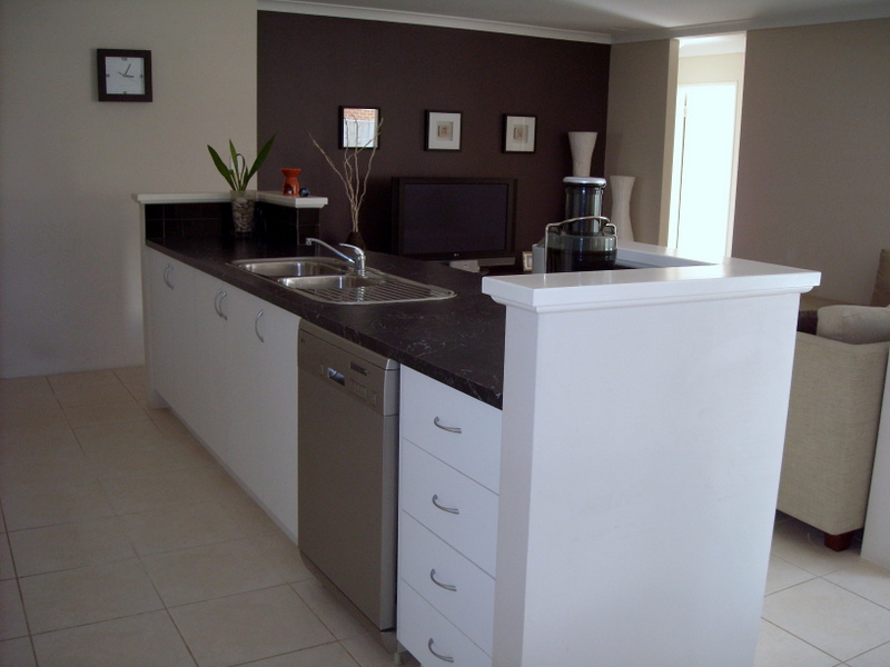 UNDER OFFER BY GEORGE CORREIA Picture 3