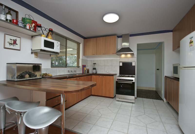 UNDER OFFER BY GEORGE CORREIA Picture 3