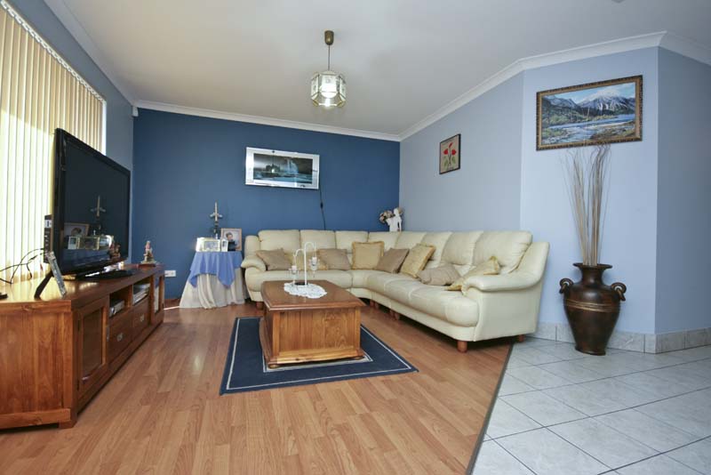 IDEALLY LOCATED!! Picture 3