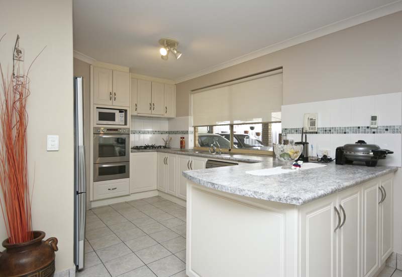 IDEALLY LOCATED!! Picture 2