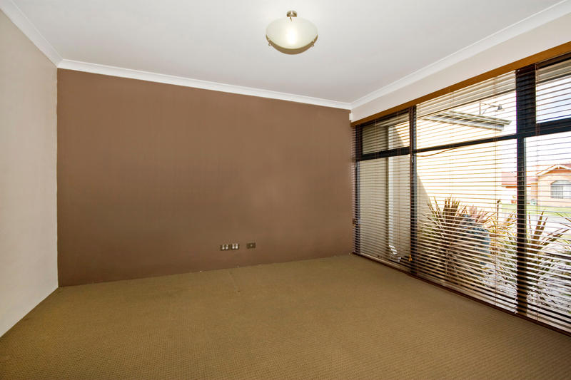 PROPERTY HAS BEEN WITHDRAWN - VIEWING CANCELLED! Picture 3