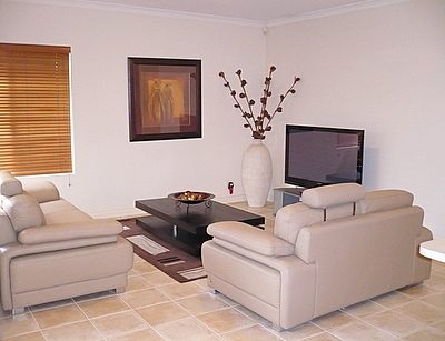 JUST MINUTES TO GATEWAYS S/C, TRAIN & F/WAY Picture 3