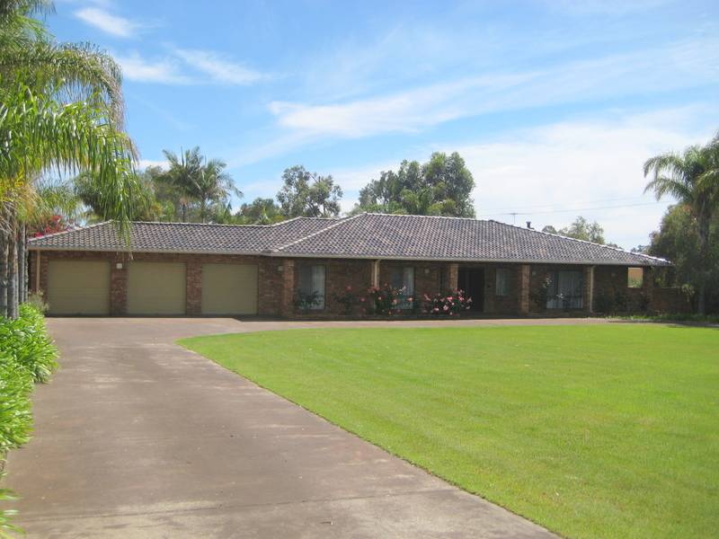 LARGE FAMILY HOME ON 5 ACRES - OPEN SUNDAY
31ST JANUARY 1.00 - 2.00PM Picture 1