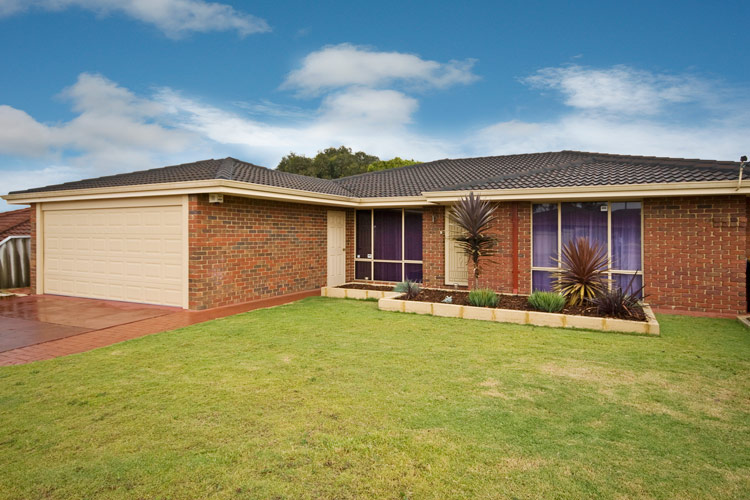 SIMPLY STUNNING Picture 1