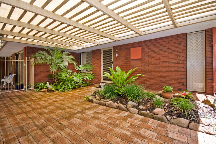 IDEALLY LOCATED Picture 3