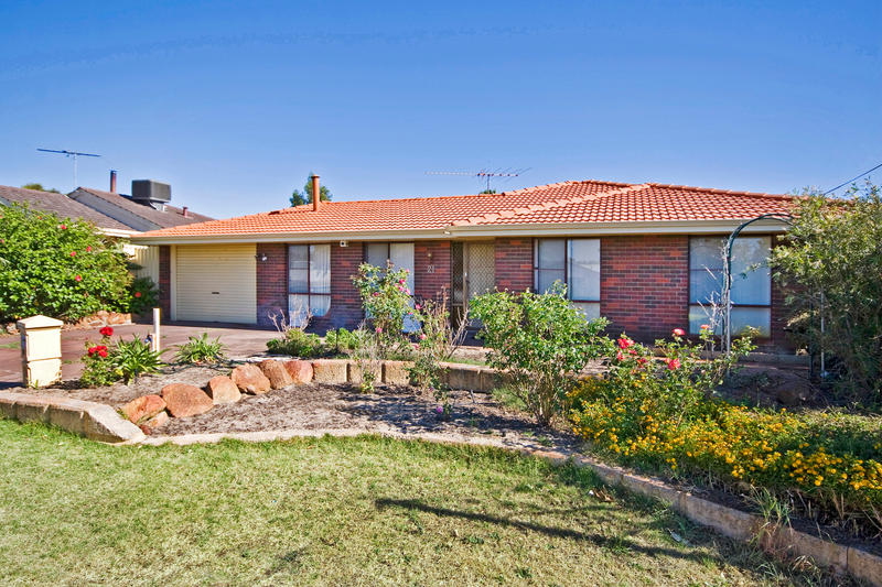 3 BEDROOM HOME WITH POOL Picture 1