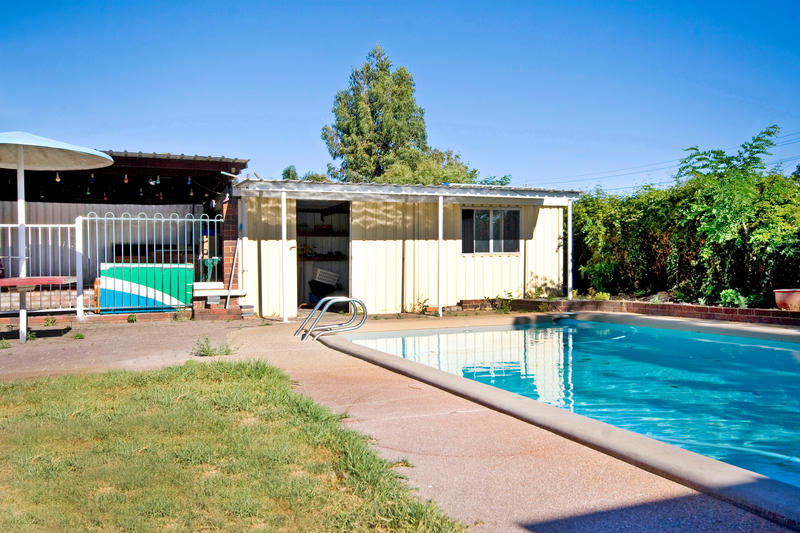 3 BEDROOM HOME WITH POOL Picture 2