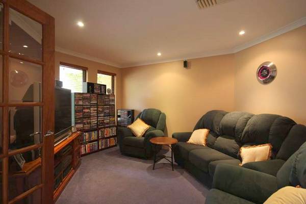 BEAUTIFUL FAMILY HOME! Picture 3