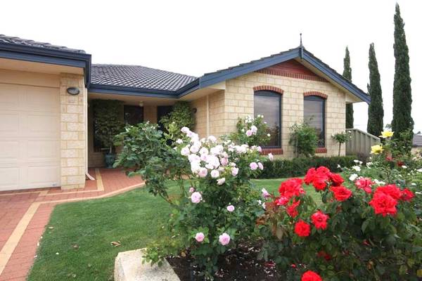 BEAUTIFUL FAMILY HOME! Picture 2