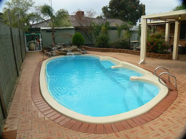 SPARKLING SWIMMING POOL Picture 1