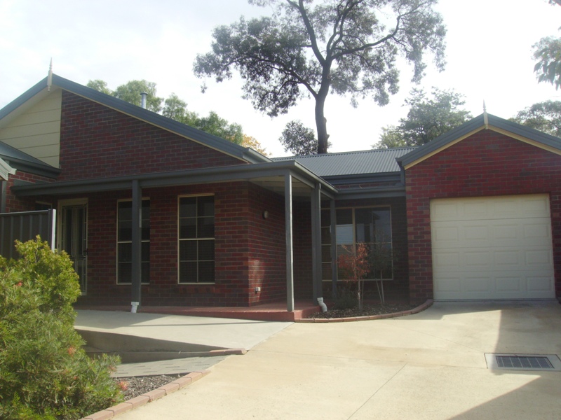 FULLY FURNISHED in Quarry Hill Picture 1