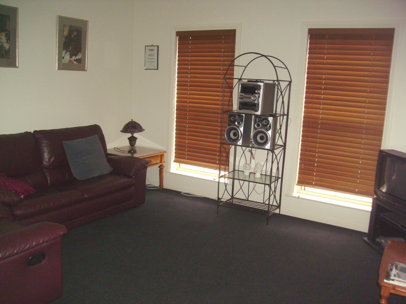 FULLY FURNISHED in Quarry Hill Picture 3