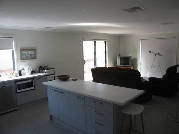 NEAT AS A PIN! THE IDEAL INVESTMENT! Picture 3