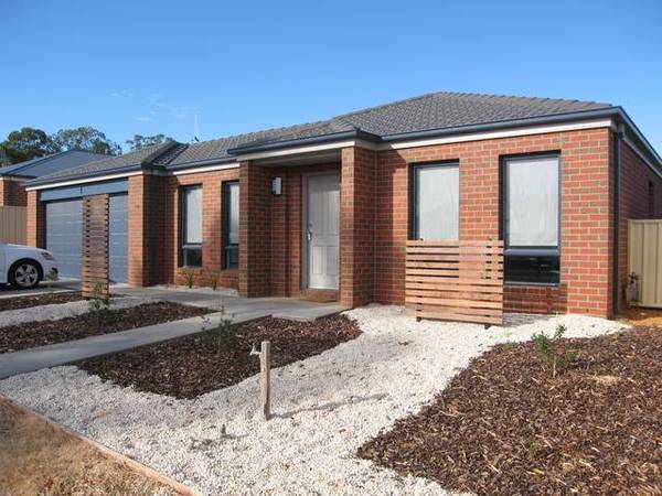 NEAT AS A PIN! THE IDEAL INVESTMENT! Picture 1