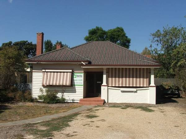 CLOSE TO TOWN Picture 1