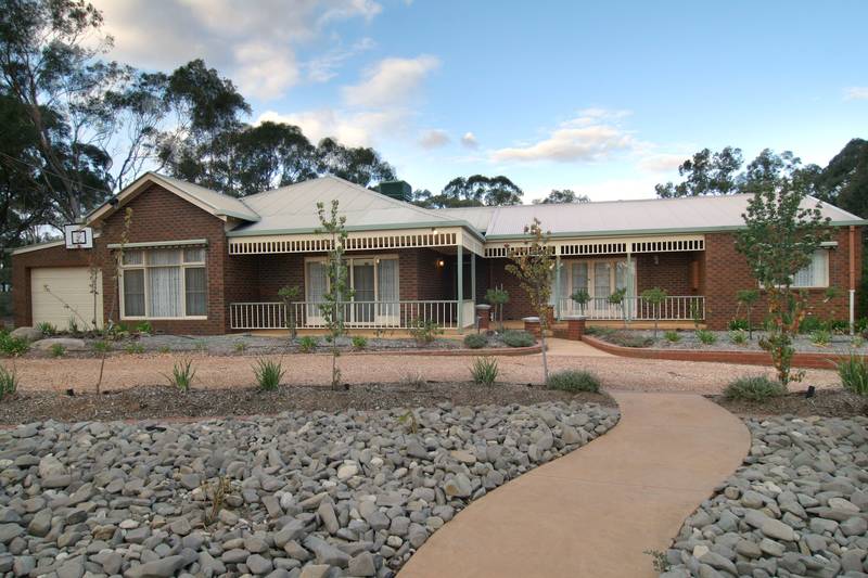 5 BEDROOMS PLUS STUDY. UNBELIEVABLE FAMILY VALUE WITH POOL Picture 2