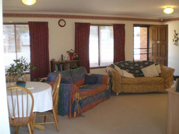 CONVENIENT LOW MAINTENANCE LIVING Picture 2