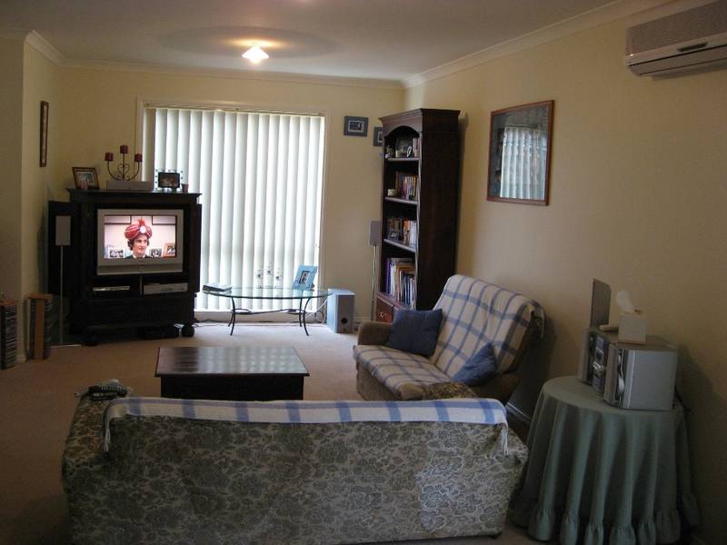 STYLISH 3 BEDROOM TOWNHOUSE Picture 3