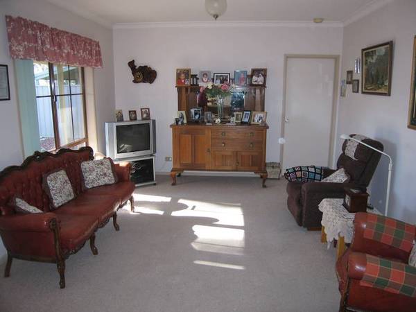 BUSINESS 5. IN HEART OF STRATHFIELDSAYE Picture 3