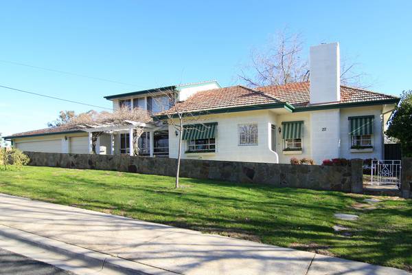 SHEER CLASS, DISTINCTION & STYLE! Picture 1