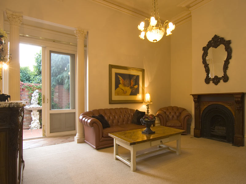 MAGNIFICENT HOME IN QUARRY HILL Picture 3