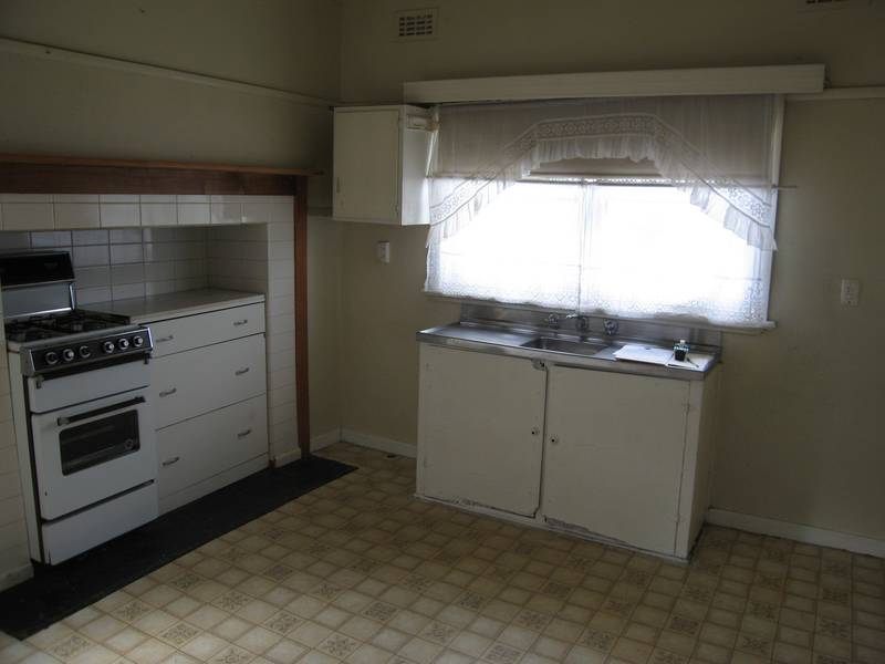 INVESTORS / RENOVATORS DELIGHT - LARGE ALLOTMENT Picture 3