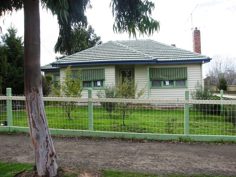 INVESTORS / RENOVATORS DELIGHT - LARGE ALLOTMENT Picture 1