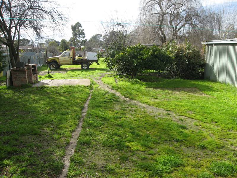 INVESTORS / RENOVATORS DELIGHT - LARGE ALLOTMENT Picture 2