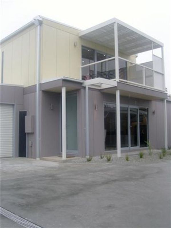 FULLY FURNISHED - Simply Stunning Picture 1