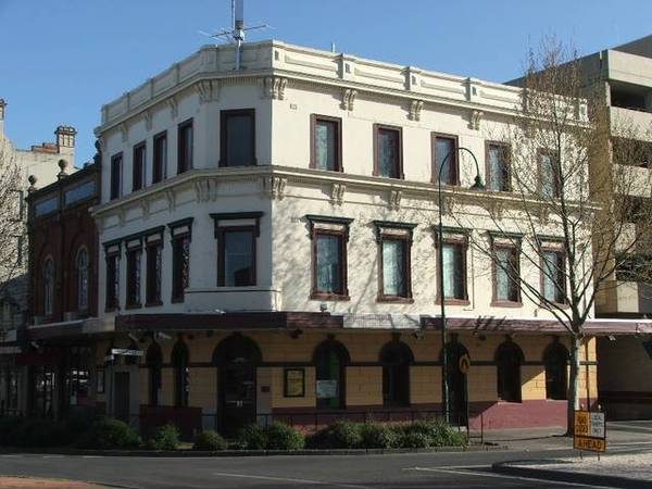 PROMINENT CENTRAL LOCATION Picture 1