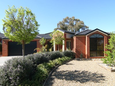 OUTDOOR BISTRO SETTING Picture