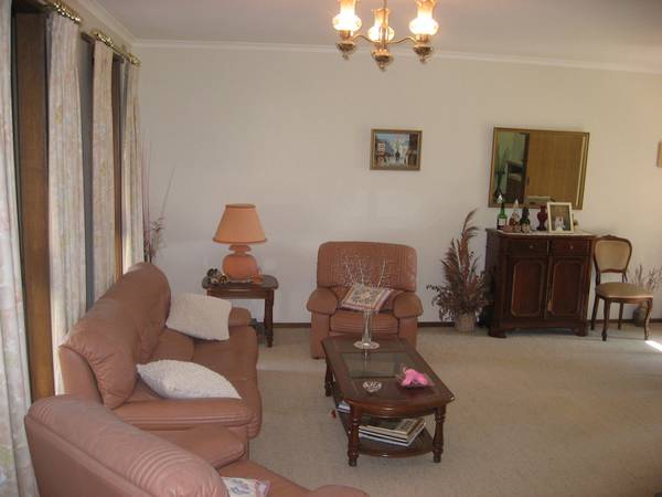 ATTENTION RETIREES & INVESTORS - ATTRACTIVE HOME, PEACEFUL LOCATION Picture 3